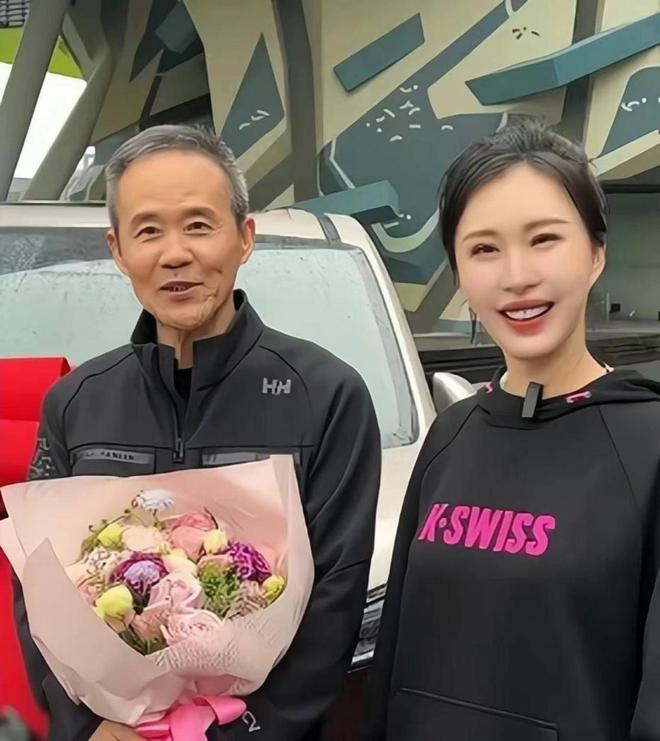 王石田朴珺合体买车女的穿运动装好美男的穿外套+牛仔裤好帅